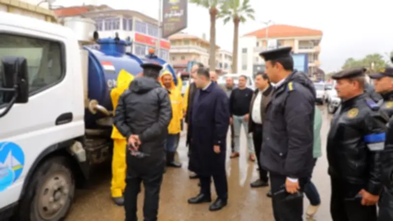 محافظ دمياط يتفقد جاهزية سيارات الكسح والفرق الفنية لمواجهة هطول الأمطار