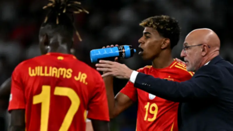 دي لا فوينتي: يامال مسح بعصا سحرية.. والكلاسيكو لا يؤثر على المنتخب الإسباني