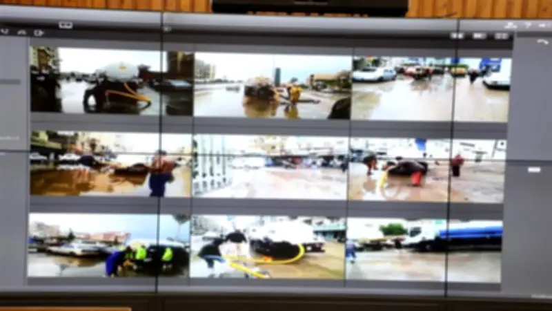 محافظ الشرقية يتفقد عمليات سحب مياه الأمطار عبر الفيديو كونفرانس لضمان سلامة المواطنين