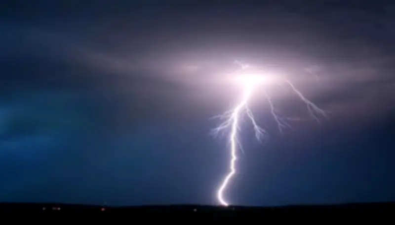 عاصفة رعدية تضيء سماء فيصل مع استمرار هطول الأمطار الغزيرة