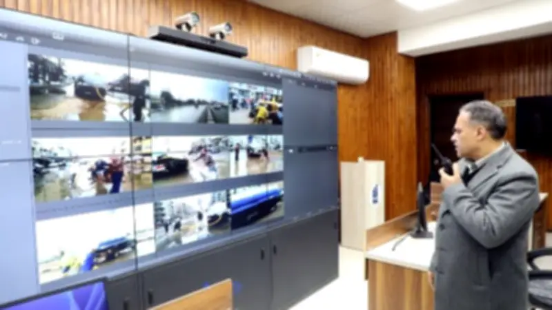 محافظ الشرقية يتفقد عمليات سحب مياه الأمطار من مركز الطوارئ الوطني ويوجه بتعزيز الجاهزية