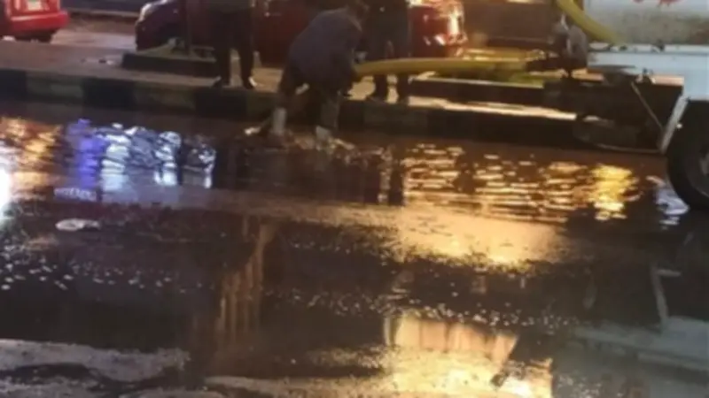 رئيس مدينة طوخ يشرف على عمليات شفط مياه الأمطار لضمان استمرار الحركة المرورية