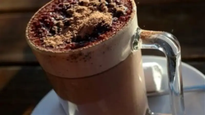 الكاكاو باللبن: مشروب الشتاء السحري لتعزيز المناعة وتحسين المزاج