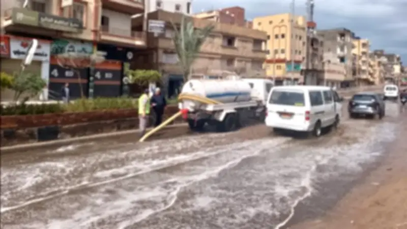 محافظ دمياط يتابع ميدانياً جهود سحب مياه الأمطار وتسهيل حركة المرور