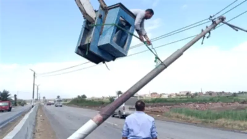 محافظ الفيوم يتفقد إزالة آثار الأمطار ويوجه بتعويض مزارع متضرر من الطقس السيئ