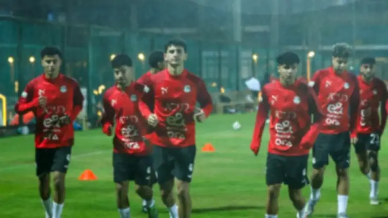 منتخب الشباب يواصل تدريباته تحت الأمطار استعداداً لودية الجزائر