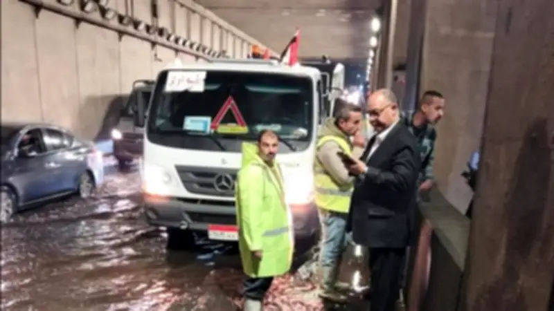 الجيزة تكثف جهود شفط مياه الأمطار وتطهير البالوعات لمواجهة الطقس السيء