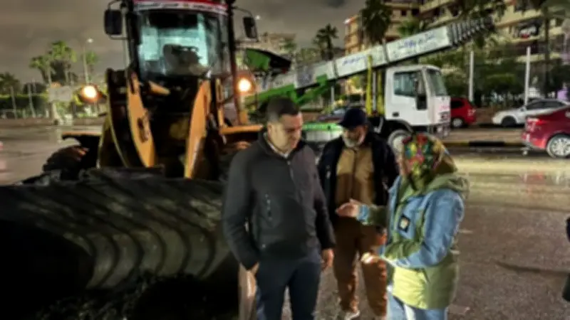 نائب محافظ بورسعيد يتفقد أعمال شفط المياه في أحياء المناخ والضواحي بعد التقلبات الجوية