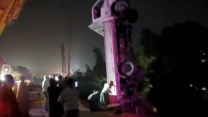 انقلاب سيارة نقل محملة بالدقيق داخل ترعة بأرمنت جنوب الأقصر دون إصابات