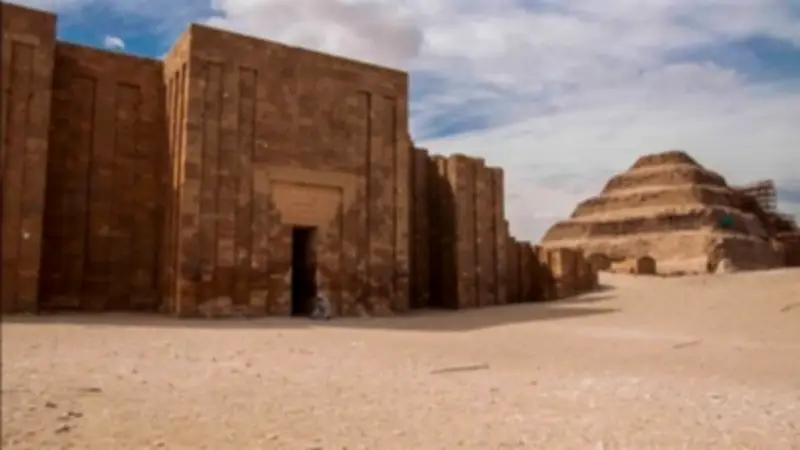 وزارة السياحة والآثار توقف مسؤولين عن واقعة تسلق سائحتين لتوابيت السيرابيوم بسقارة