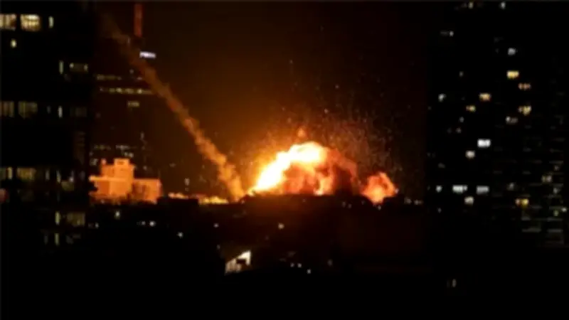 وسائل إعلام عبريّة: سقوط شظايا صاروخ عنقودي على مناطق في وسط إسرائيل