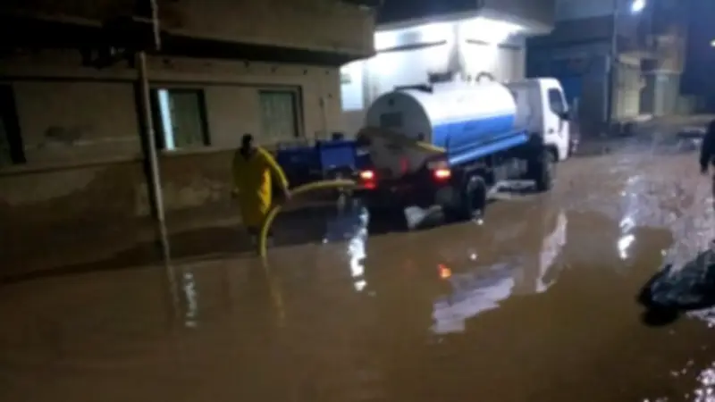 مياه المنوفية تواصل شفط تجمعات الأمطار ليلاً لمواجهة الطقس السيء