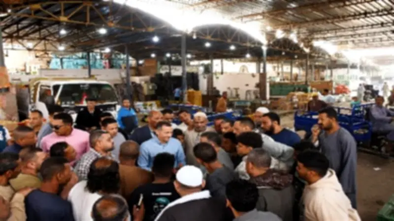 محافظ أسوان يقوم بجولة مفاجئة في سوق الجملة لضمان توافر الخضراوات والفاكهة