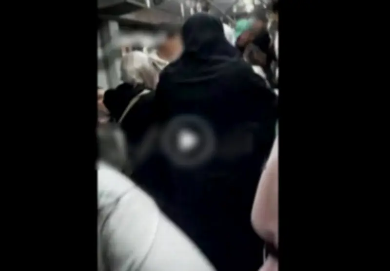 ملابس مشاجرة بين سيدات وشاب داخل إحدى عربات مترو الأنفاق بالقاهرة