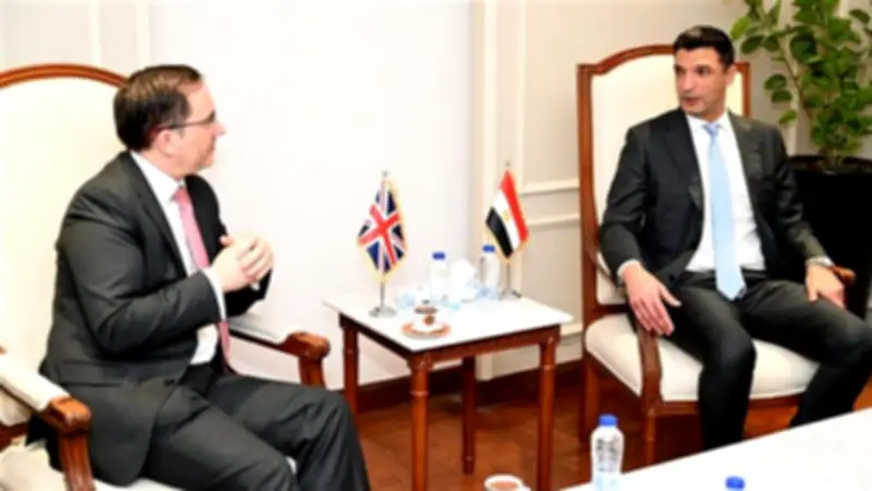 وزير الصناعة يبحث مع سفير بريطانيا تعزيز التعاون الصناعي والاستثمارات