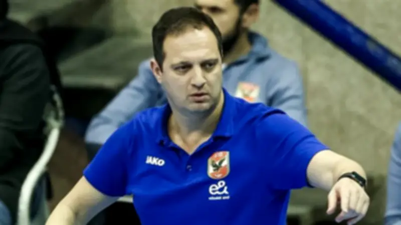 اتحاد كرة السلة يفرض عقوبة صارمة على مدرب الأهلي اليوناني لينوس جافريل