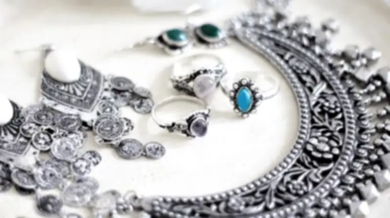 استقرار أسعار الفضة محليًا رغم تراجعها عالميًا في ظل ضغوط النفط