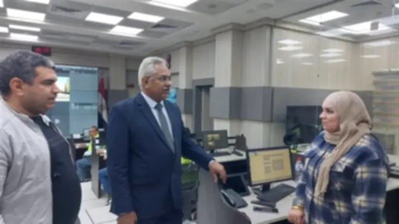 نائب محافظ سوهاج يتفقد مركز السيطرة ويوجه بالتعامل الفوري مع تداعيات الطقس السيئ