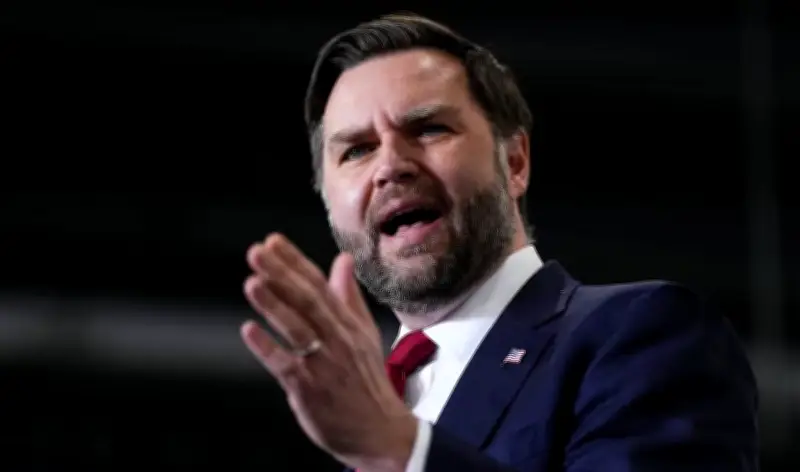 نائب الرئيس الأمريكي: إيران تفتقر للقوة البحرية ولا تمتلك سلاحاً بحرياً قوياً