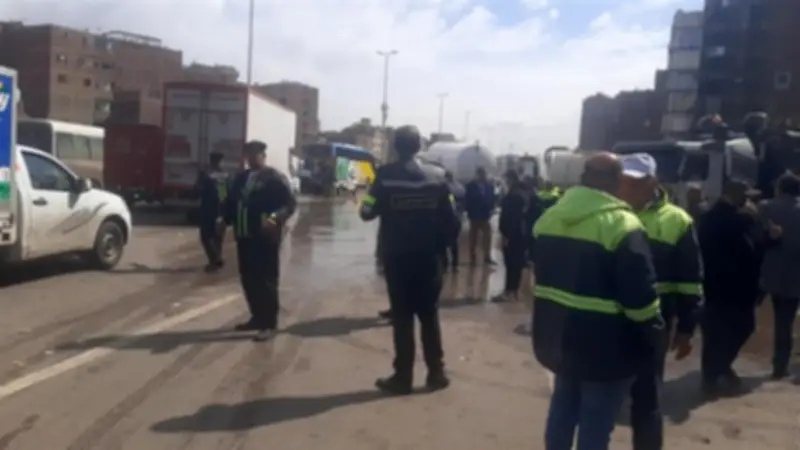 محافظ دمياط يشهد توزيع وجبات على عمال سحب الأمطار تقديراً لجهودهم الميدانية