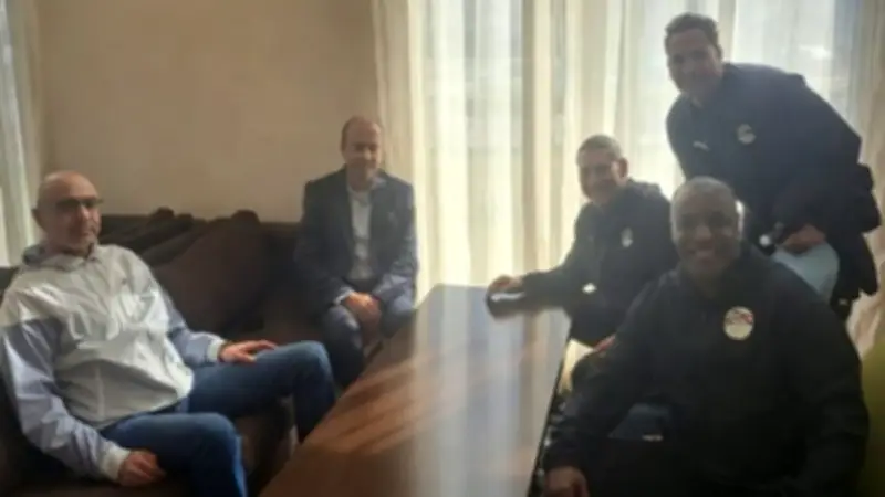 القنصل المصري في ليبيا يزور بعثة منتخب الناشئين قبل مواجهة تونس في بطولة شمال أفريقيا