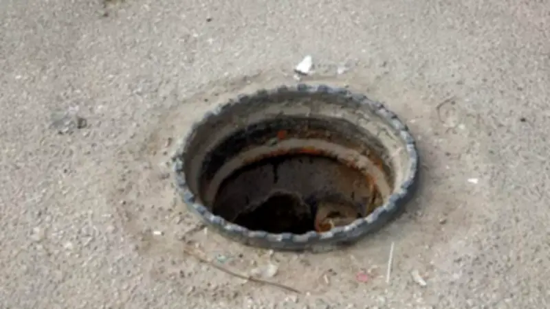 مصرع عامل وإصابة آخر اختناقًا داخل بالوعة صرف صحي ببني سويف