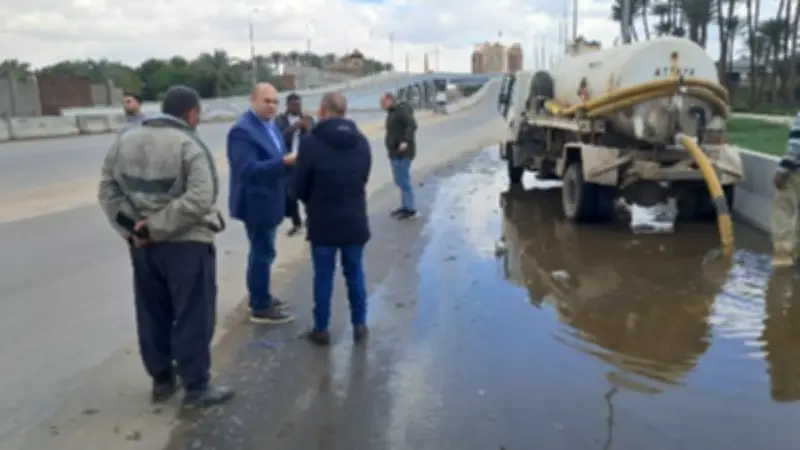 نائب محافظ الجيزة يتفقد أعمال سحب مياه الأمطار في مراكز الجنوب لضمان السيولة المرورية