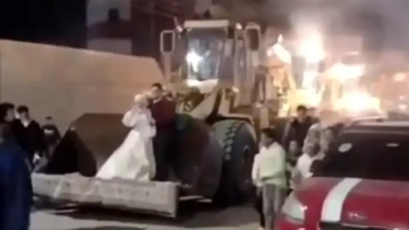 تاجر لوادر يزف نجله بعشرات المعدات الثقيلة في مشهد استثنائي بالفيوم