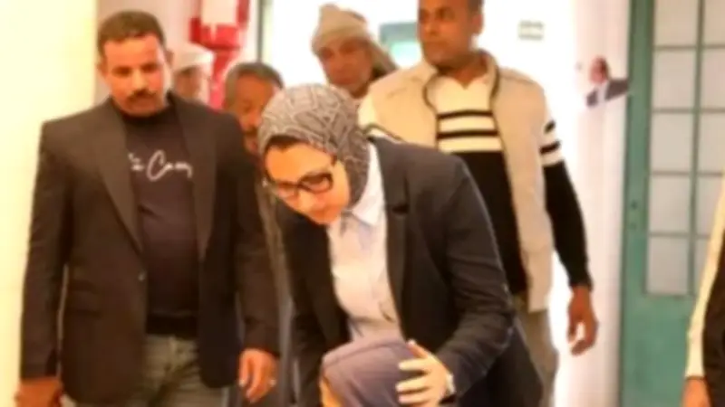 محافظ الوادي الجديد تحيل موظفي وحدة بورسعيد الصحية للتحقيق بعد جولة مفاجئة