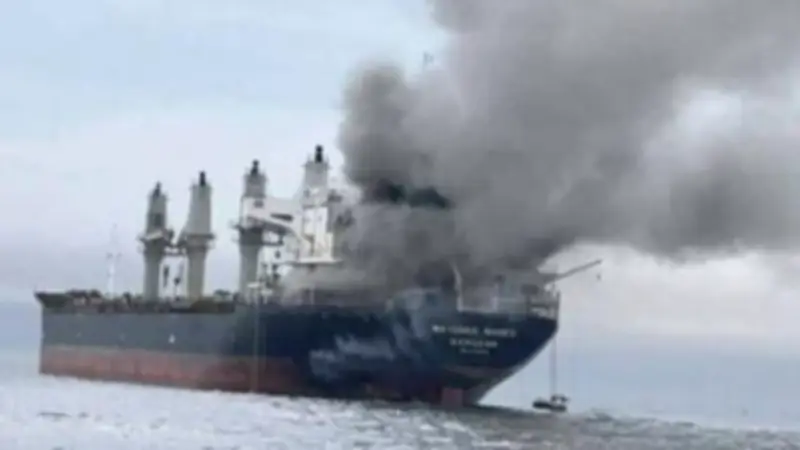 سفينة تايلاندية تتعرض لهجوم إيراني وتجنح في مضيق هرمز بعد تخلي الطاقم عنها