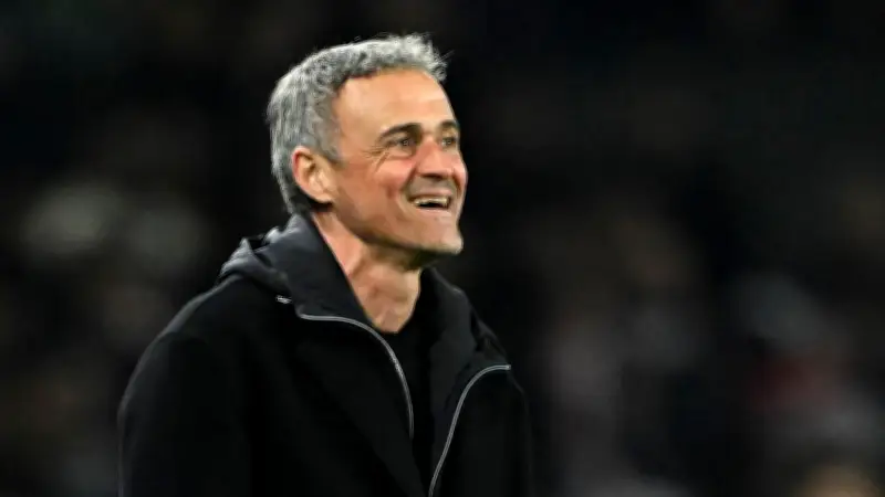 لويس إنريكي يرفض عرض مانشستر يونايتد ويجدد مع باريس سان جيرمان