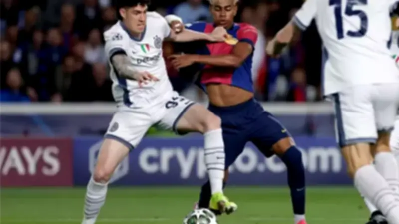 برشلونة يصل لاتفاق مع أليساندرو باستوني لتعزيز دفاعه في صفقة تاريخية