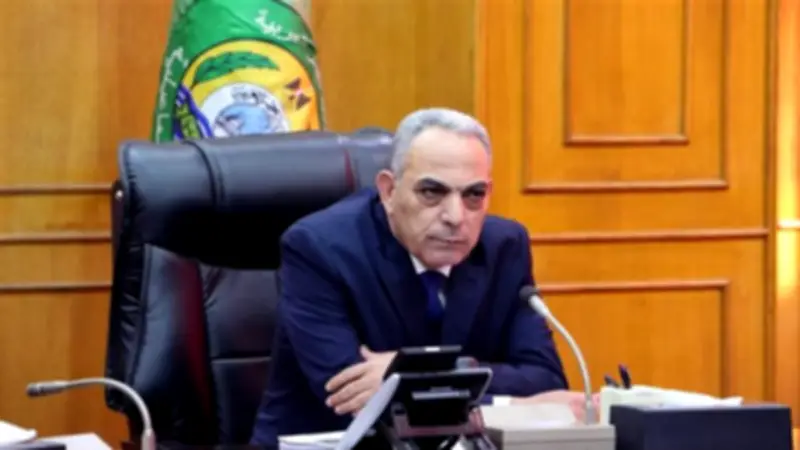 محافظ الإسماعيلية يوجه بتكثيف الحملات الميدانية لضمان الالتزام بمواعيد غلق المحال التجارية