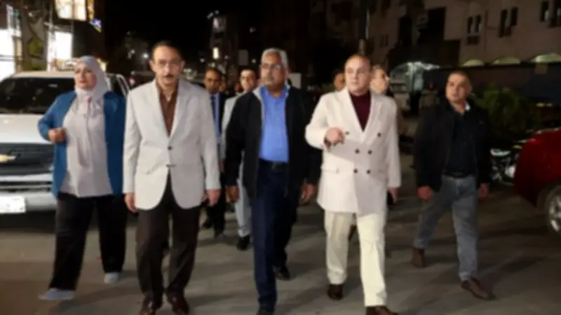 محافظ سوهاج يقود جولة مسائية لرفع الإشغالات وتحسين المرور بحي شرق