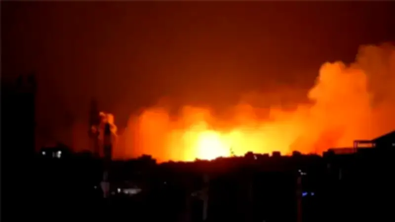 سقوط شظايا صاروخية في تل أبيب يخلف أضراراً جسيمة ويُسفر عن سقوط قتلى وجرحى