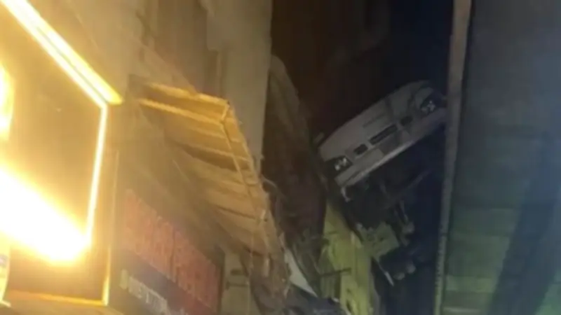 رفع آثار حادث ميني باص اصطدم ببلكونة شقة في المهندسين والجهود لضبط السائق الهارب