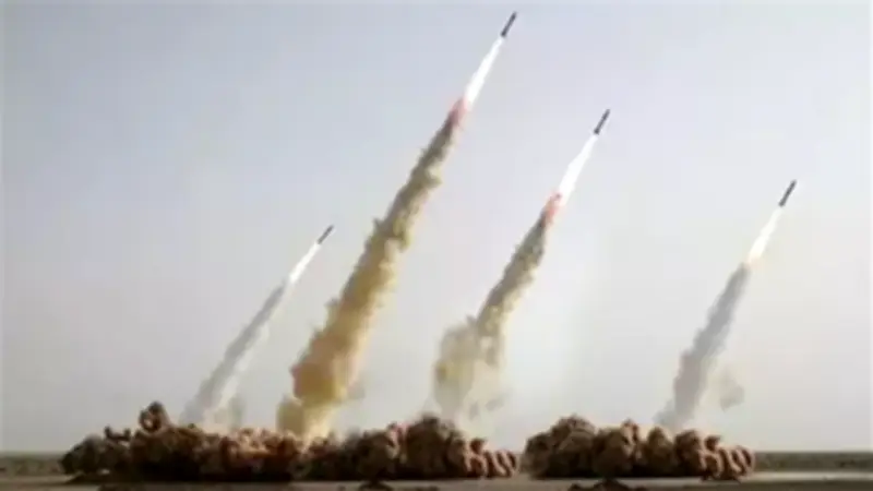 إيران تطلق موجة صاروخية جديدة نحو الأراضي المحتلة وسط إنذارات إسرائيلية