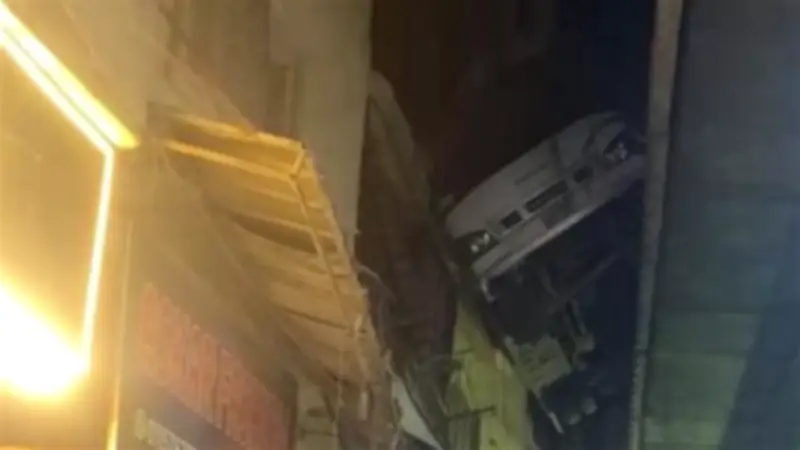 مشهد مروع: ميني باص يقتحم بلكونة شقة سكنية أعلى الطريق الدائري بالمهندسين