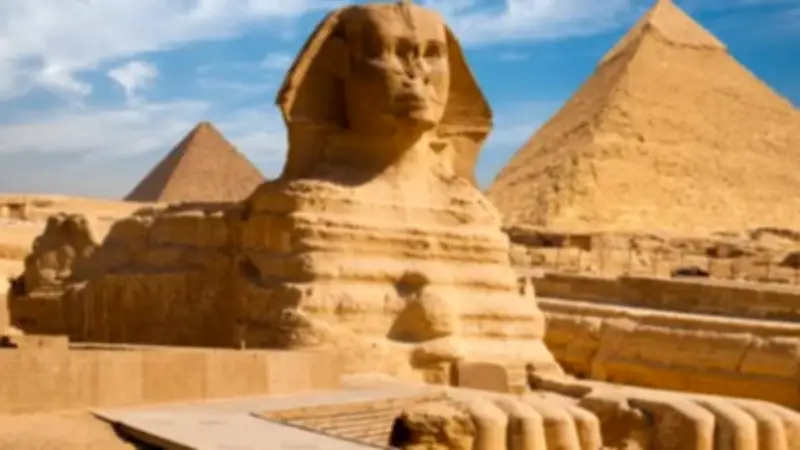 هل تخفي هضبة الجيزة تمثالًا ثانيًا لأبي الهول؟ نظرية قديمة تعود بقوة بعد تقرير عالمي