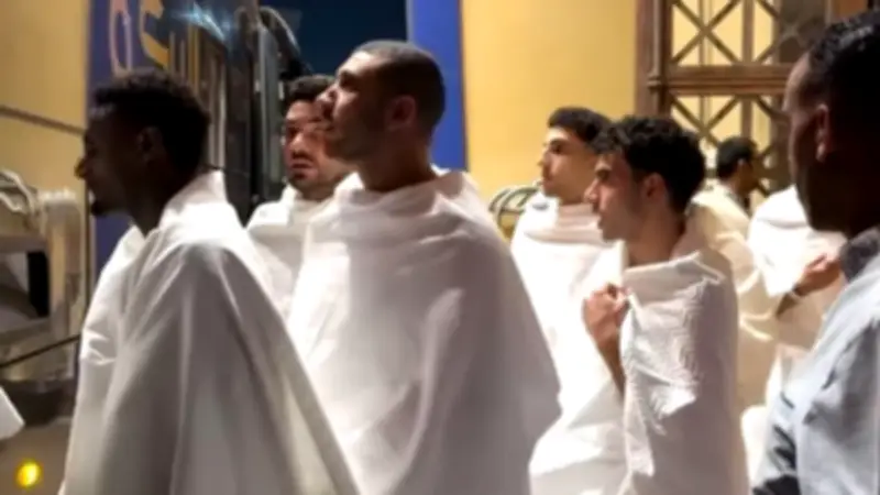 لاعبو منتخب مصر يؤدون مناسك العمرة قبل مواجهة إسبانيا الودية استعدادًا لكأس العالم