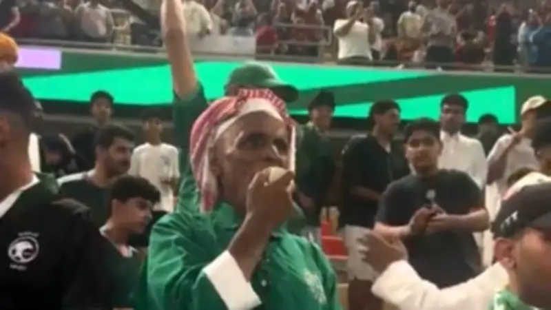 عميد المشجعين السعوديين يهتف في ملعب الإنماء: 'مصر تستاهل' بعد فوز الفراعنة