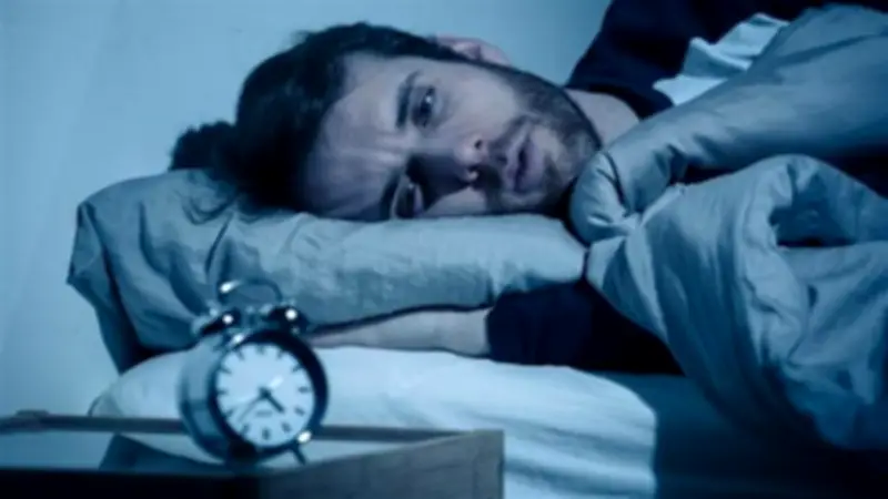 تحذير خطير من أخصائي تغذية: قلة النوم تعادل تأثير الكحول على الدماغ