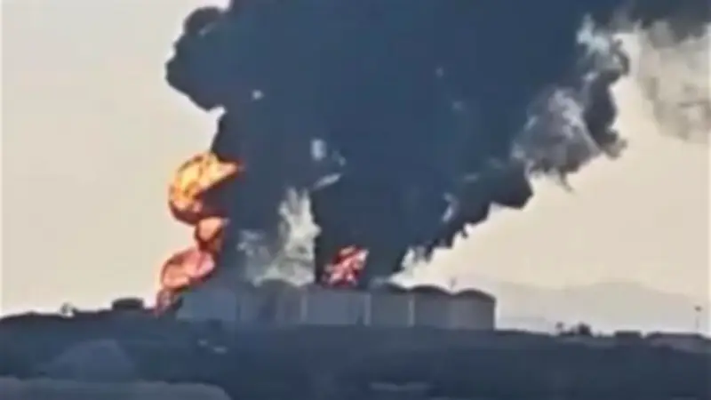 وكالة أنباء عمان: إصابة وأضرار محدودة بعد استهداف ميناء صلالة بطائرتين مسيرتين