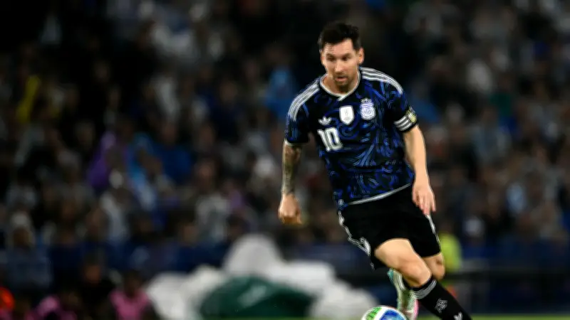 ميسي يثير فتنة في موريتانيا بعد مباراة ودية: منتخب بأكمله ينتظره للنفق