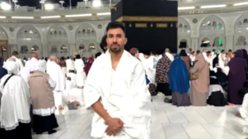 تريزيجيه يؤدي العمرة عقب تسجيله هدفًا في فوز مصر على السعودية