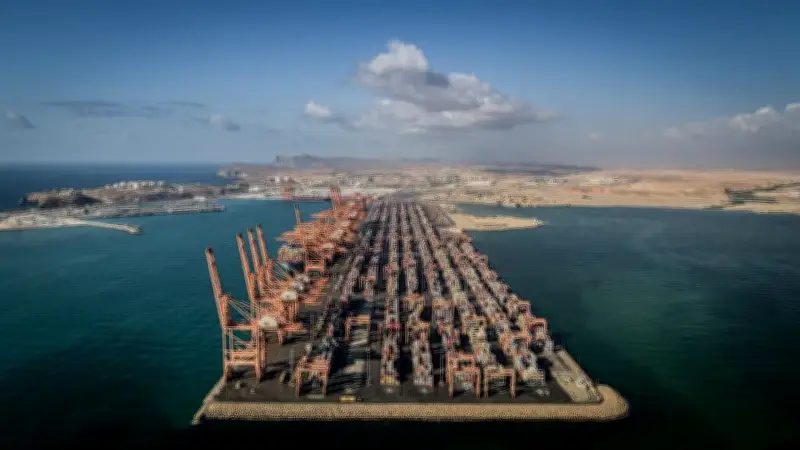 تصعيد عسكري خطير في عُمان: إيران تعلن استهداف سفينة دعم أمريكية قرب ميناء صلالة