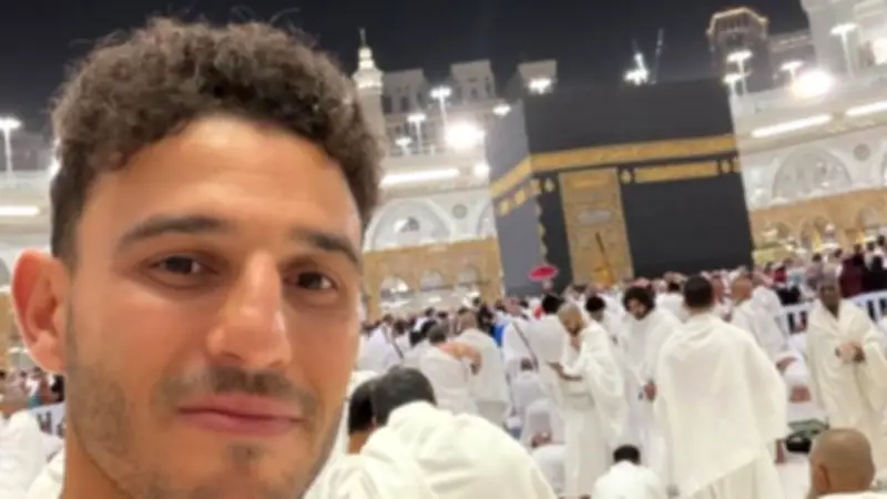 حمدي فتحي يؤدي العمرة مع زملائه بعد فوز مصر على السعودية استعدادًا لكأس العالم