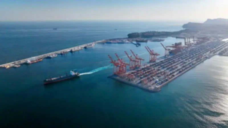 عاجل: ميرسك توقف عملياتها في ميناء صلالة العماني مؤقتًا بعد تعرضه لهجوم