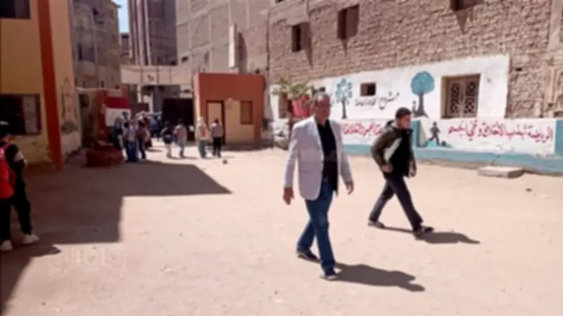 وكيل تعليم بني سويف يزور مدارس الواسطى ويعلن حل مشكلة الفترتين في اجتماع موسع