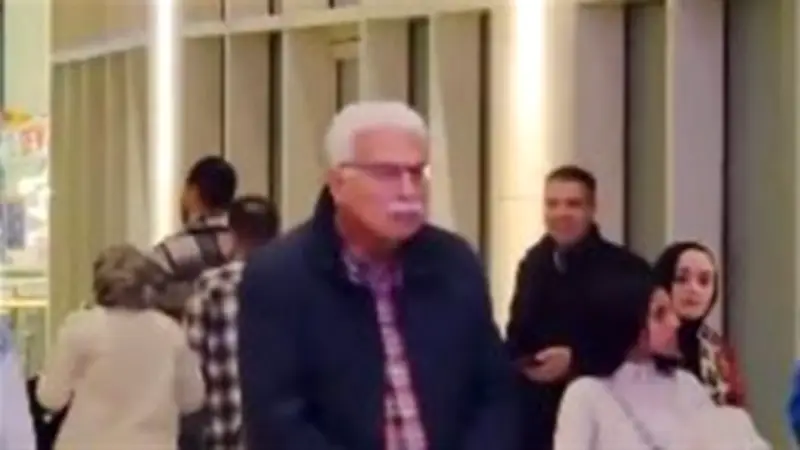 ظهور أحمد نظيف وحيدًا في مول بالقاهرة يثير جدلاً واسعًا على مواقع التواصل